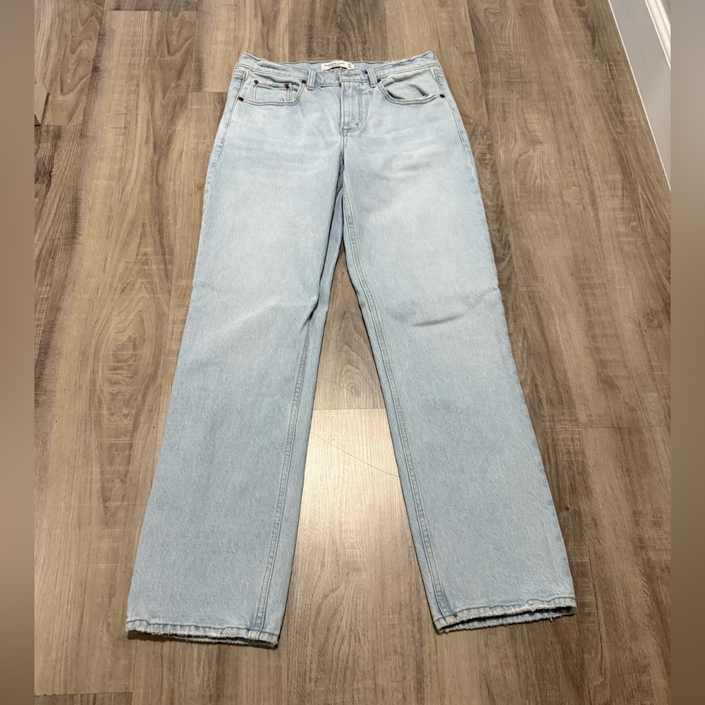 Abercrombie & Fitch Light Wash 90s Straight Mid Rise Jeans Size 27